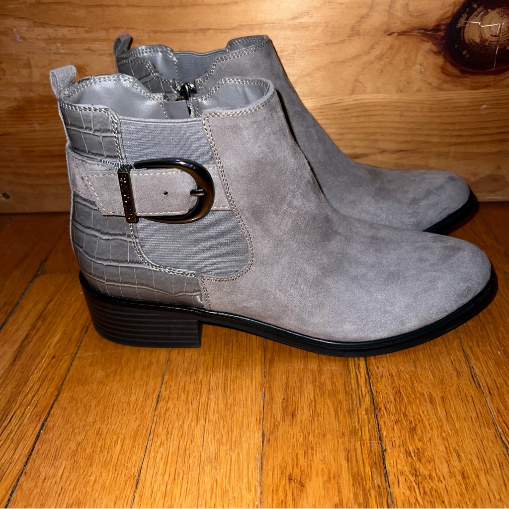 Bandolino Womens Dolly Ankle Boot 65 Light Gray Brand New Condition